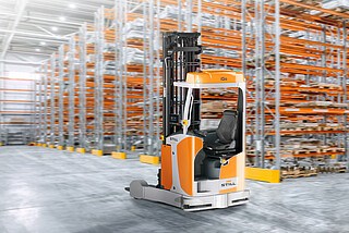 Nagrodzony IFOY 2025 w kategorii robotów mobilnych automatyczny wózek wysokiego składowania STILL FM-X iGo.