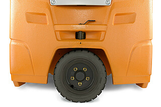 W trójkołowych wózkach widłowych umieszczone centralnie na tylnej osi koło lub koła pozwalają uzyskać minimalny promień skrętu. 