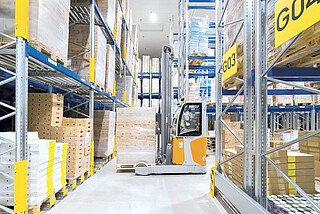 Reach truck STILL FM-X w alejce roboczej