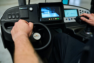 Precyzyjny system sterowania STILL FM-X zapewnia efektywną i bezpieczną jazdę.