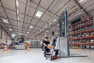 Technik serwisu STILL Polska podczas wizyty u klienta.