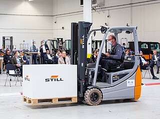 Demonstracja jednego z owoców IC4F – opracowanego z zaangażowaniem STILL GmbH rozwiązania: Truck-to-X Communication