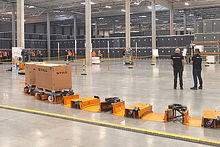 Pokaz współpracy zestawów transportowych, wózków automatycznych i robotów mobilnych STILL podczas warsztatów Easy Automation.