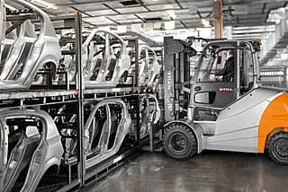 Elektryczny czołowy wózek widłowy w przemyśle motoryzacyjnym