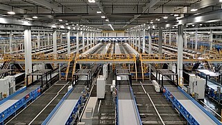 Wnętrze zautomatyzowanej sortowni Memphis World Hub firmy FedEx.