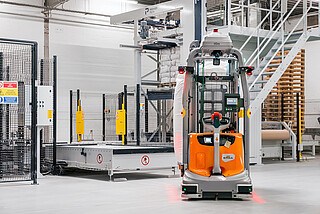 Wózek podnośnikowy klasy AGV firmy STILL przy punkcie transferowym w DP Supply