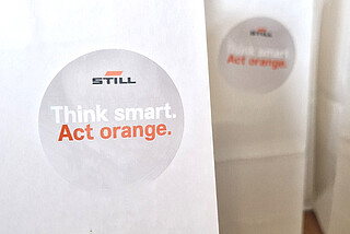 Motto „Think smart. Act orange”.