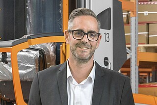 „Gdy sprzedajemy wózki widłowe, w komplecie klienci dostają obsługę serwisową” – mówi Lars Lemke, project manager i doradca intralogistyczny oddziału STILL w Bremen