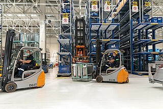 Czołowe wózki widłowe STILL RX20 i wózek systemowy VNA STILL MX-X w VW Slovakia