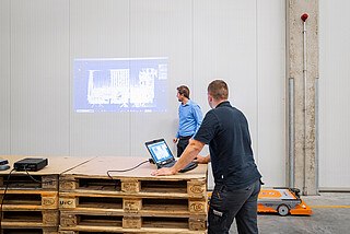 Dzięki zastosowaniu nawigacji SLAM autonomiczne roboty mobilne STILL AXH w czasie rzeczywistym porównują z początkowym zapisem dane docierające z badających otoczenie laserowych skanerów.
