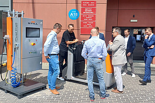 Zasilany wodorowymi ogniwami paliwowymi ciągnik elektryczny STILL LTX 50.