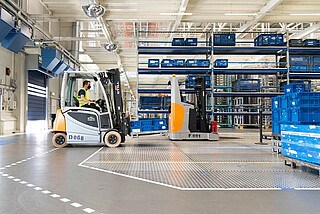 Wózki widłowe STILL - czołowy RX 20 i wózek wysokiego składowania FM-X - w zakładzie Volkswagena w Bratysławie