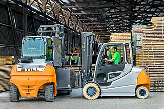 Mocne wózki serii STILL RX 60 60-80 sprawdzają się w pracy z dłużycami i występującymi w przemyśle drzewnym masywnymi ładunkami.
