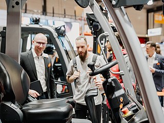 STILL na LogiMAT 2025 - zbliżenie na wózek widłowy.