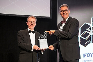 Przedstawiciel STILL GmbH odbierający nagrodę IFOY 2021 za wdrożenie systemu automatyzacji w magazynie firmy Danfoss.