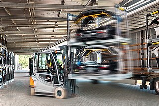 Czołowy wózek widłowy w branży automotive