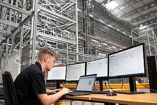 Komputerowe centrum zarządzania magazynem autonomicznym.