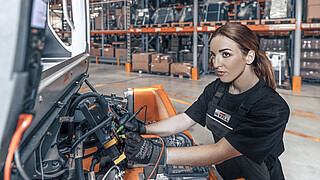 Technik serwisu STILL Polska z wizytą u klienta.