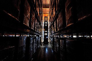 Jednym z rozwiązań stworzonych w Centrum jest system transportu wewnętrznego w magazynie gęstego składowania, w którym wózki systemowe VNA współpracują z robotami mobilnymi AMR.