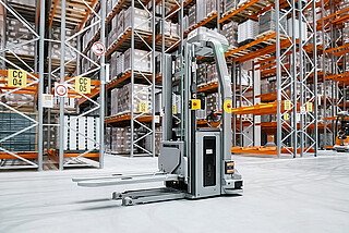 Podnośnikowe wózki automatyczne STILL EXV iGo sprawnie realizują zadania transportu poziomego w zautomatyzowanym magazynie klienta firmy Yusen Logistics.