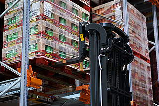 Wózek wysokiego składowania oraz platforma transportowa STILL w zakładzie wytwarzania Pringles