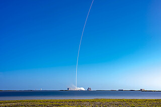 Tłok na niskiej orbicie – konkurencja na rynku konstelacji satelitarnych się zaostrza (Fot. SpaceX)