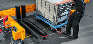 Zestaw platform transportowych STILL Polska z ramami typu C.