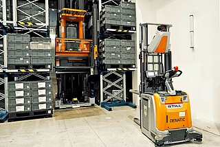 Bazująca na przenośnikach oraz zautomatyzowanych wózkach podnośnikowych i systemowych realizacja w ZKW Krušovce.