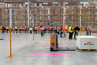 Automatyczny wózek podnośnikowy STILL AXV iGo podczas warsztatów Easy Automation.