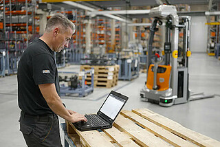 Technik serwisu STILL - wsparcie automatyzacji magazynu.