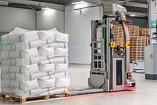 Automatyczny wózek podnośnikowy STILL EXV iGo easy podczas pobierania ładunku w DP Supply.