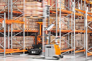 Automatyczne wózki systemowe i wózki podnośnikowe klasy AGV tworzą dobry duet umożliwiający ekonomiczną i wydajną automatyzację transportu w magazynach wysokiego składowania.