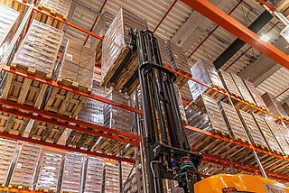 Półki regałów wysokiego składowania w magazynie Lajkonik sięgają 8 100 mm.