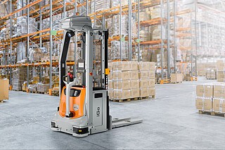 Nagrodzony IFOY 2024 w kategorii robotów mobilnych automatyczny wózek podnośnikowy STILL EXV iGo.