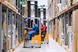 Łączące przenośniki, system AutoStore i tradycyjne wózki widłowe wdrożenie w magazynie części małych Siemens.