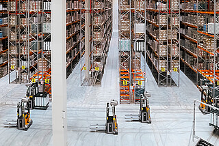 Na zlecenie klienta z branży farmaceutycznej firma Yusen Logistics przygotowała wspólnie ze STILL koncepcję skonsolidowanego magazynu wysokiego składowania obsługiwanego przez automatyczne wózki widłowe.